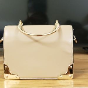 Beige colored purse/handbag